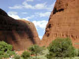 Olgas_gorge1_50.jpg (34900 bytes)
